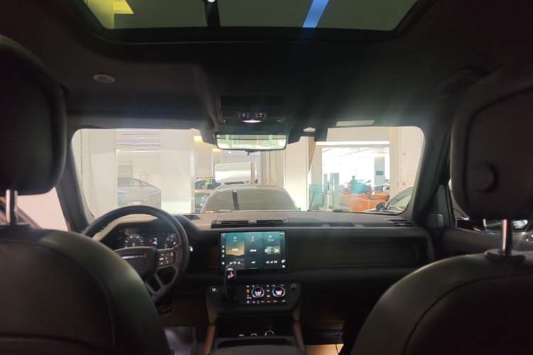 Used Land Rover Defender 2023 Facelift 110 3.0T P400 X-DYNAMIC HSE Headliner