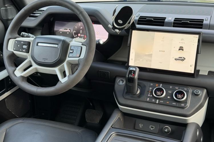 Used Land Rover Defender 2023 Facelift 90 3.0T P400 XS Interior 1
