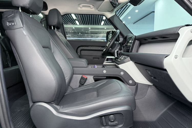 Used Land Rover Defender 2023 Facelift 90 2.0T P300 SE Interior 1