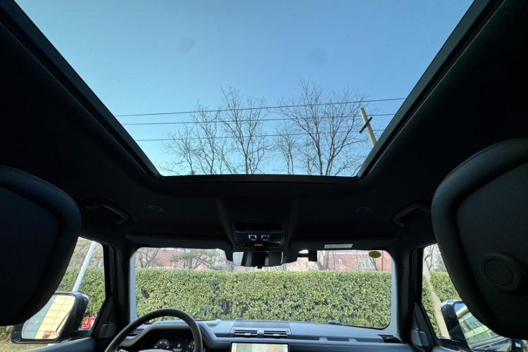 Used Land Rover Defender 2023 110 5.0T V8 Interior 10