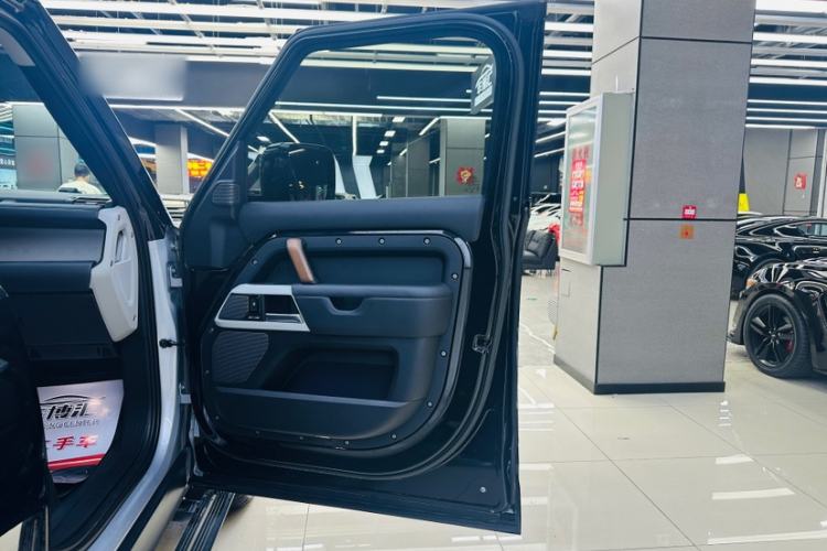 Used Land Rover Defender 2023 Facelift 110 3.0T P400 X-DYNAMIC HSE Interior 11