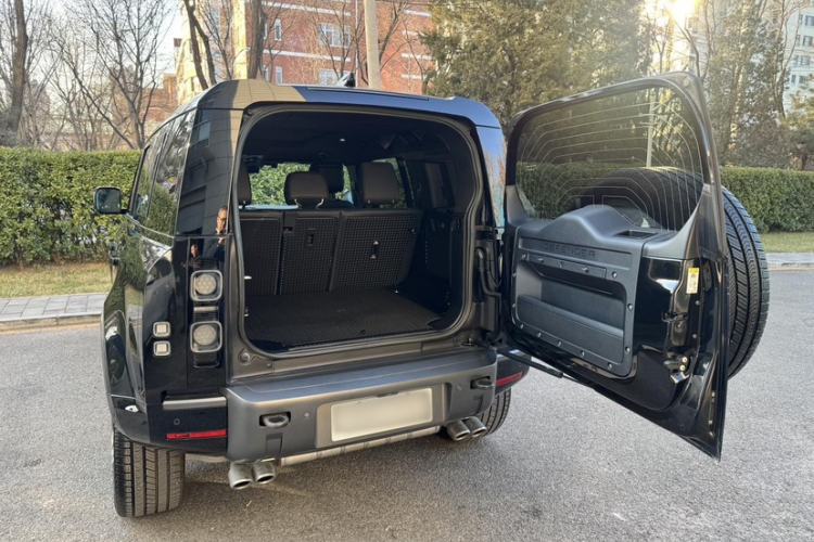 Used Land Rover Defender 2023 110 5.0T V8 Interior 11