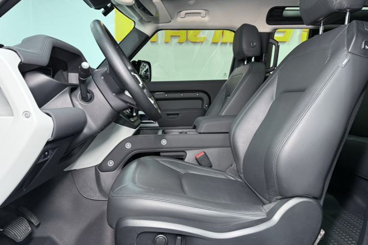 Used Land Rover Defender 2023 Facelift 90 2.0T P300 SE Interior 3
