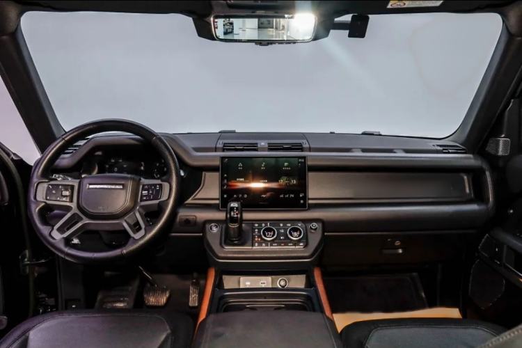Used Land Rover Defender 2023 Facelift 110 3.0T P400 X-DYNAMIC HSE Interior 3