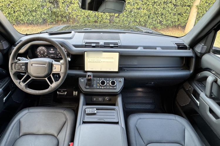Used Land Rover Defender 2023 110 5.0T V8 Interior 3
