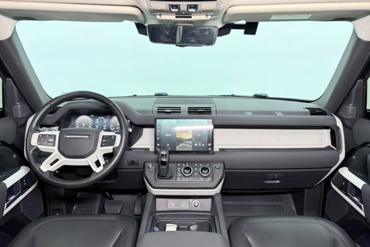 Used Land Rover Defender 2023 Facelift 90 2.0T P300 SE Interior 4