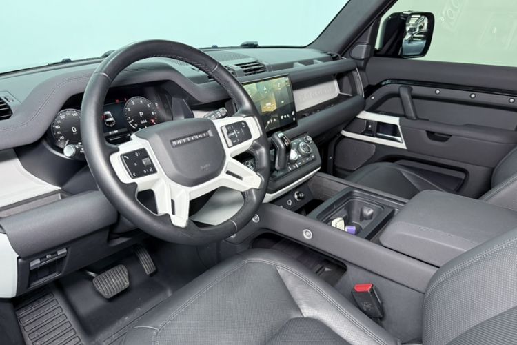 Used Land Rover Defender 2023 Facelift 90 2.0T P300 SE Interior 5