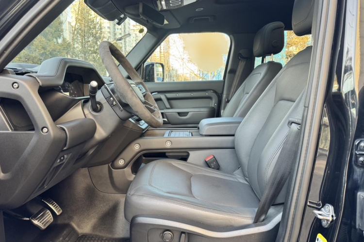 Used Land Rover Defender 2023 110 5.0T V8 Interior 7