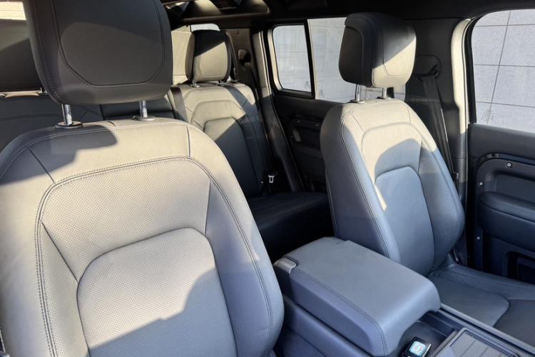 Used Land Rover Defender 2023 110 5.0T V8 Interior 9
