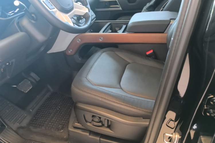 Used Land Rover Defender 2023 110 3.0T P400 X-DYNAMIC HSE Left Front Seat