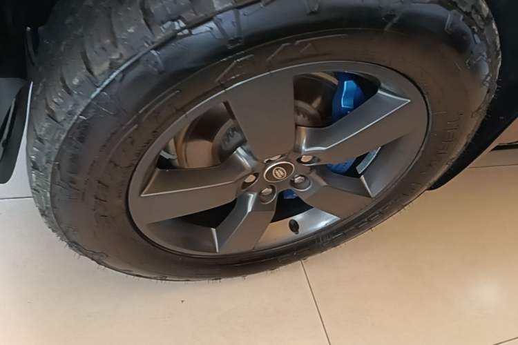 Used Land Rover Defender 2023 110 3.0T P400 X-DYNAMIC HSE Left Front Wheel Hub