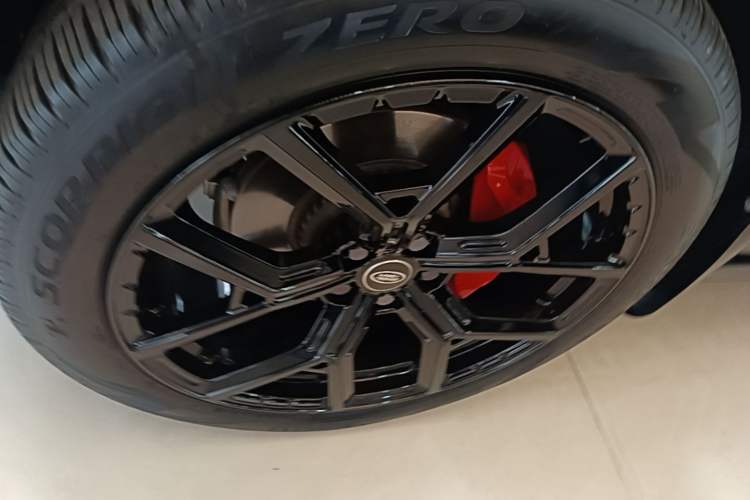 Used Land Rover Defender 2023 Facelift 110 3.0T P400 Dark Edition Left Front Wheel Hub