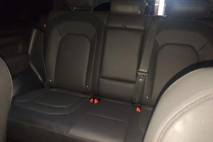 Used Land Rover Defender 2023 90 2.0T P300 X-DYNAMIC HSE Left Rear Seat