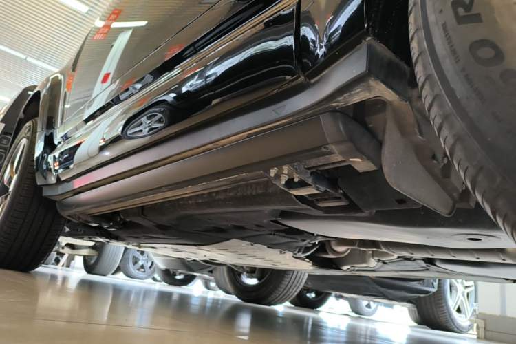 Used Land Rover Defender 2023 Facelift 90 3.0T P400 XS Left Side Sill