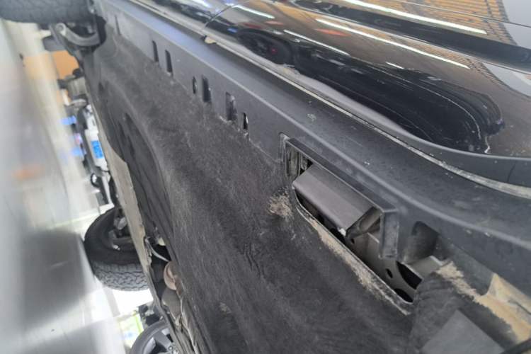 Used Land Rover Defender 2023 110 3.0T P400 X-DYNAMIC HSE Left Side Sill