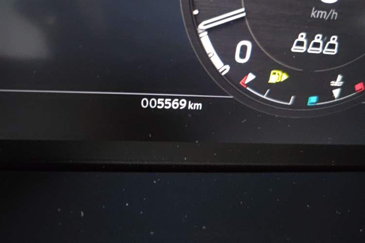 Used Land Rover Defender 2023 Facelift 110 3.0T P400 X-DYNAMIC HSE Odometer Close Up
