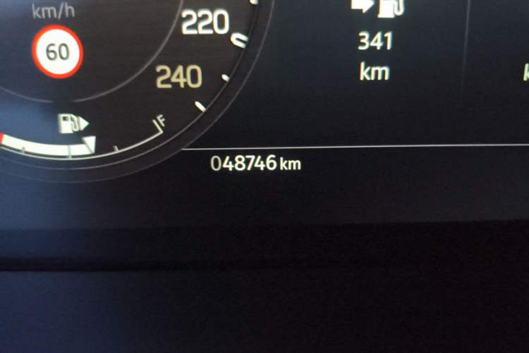 Used Land Rover Defender 2023 110 3.0T P400 X-DYNAMIC HSE Odometer Close Up
