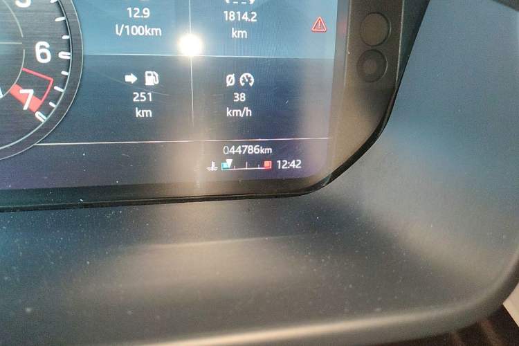 Used Land Rover Defender 2023 Facelift 110 3.0T P400 X-DYNAMIC HSE Odometer Close Up