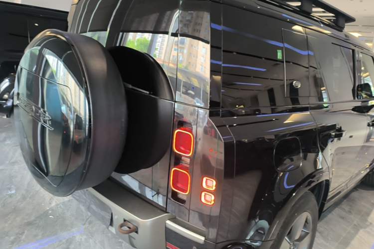 Used Land Rover Defender 2023 Facelift 110 3.0T P400 X-DYNAMIC HSE Rear Right 45 Deg
