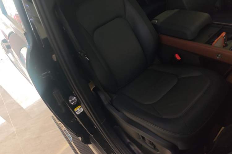 Used Land Rover Defender 2023 Facelift 110 3.0T P400 X-DYNAMIC HSE Right Front Seat