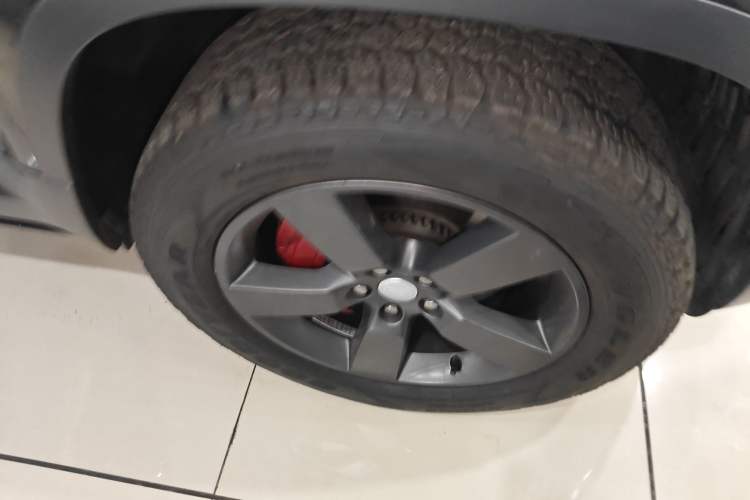 Used Land Rover Defender 2023 Revised Version 90 3.0T P400 Dark Edition Right Front Wheel Hub