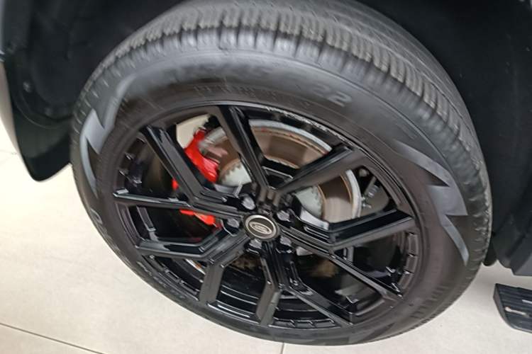 Used Land Rover Defender 2023 Facelift 110 3.0T P400 Dark Edition Right Rear Wheel Hub