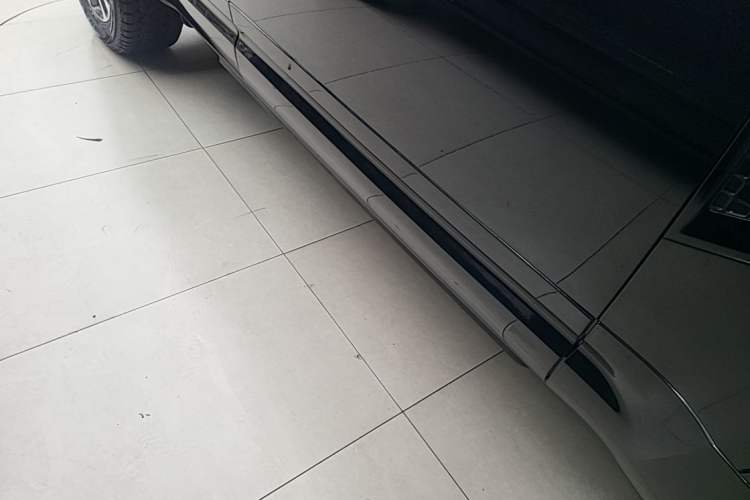 Used Land Rover Defender 2023 Facelift 110 3.0T P400 Dark Edition Right Side Sill