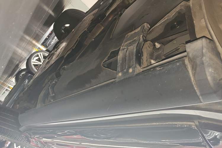 Used Land Rover Defender 2023 Facelift 90 3.0T P400 XS Right Side Sill