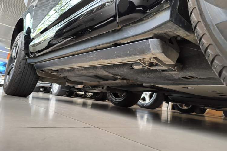 Used Land Rover Defender 2023 Facelift 90 3.0T P400 XS Right Side Sill