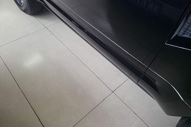 Used Land Rover Defender 2023 Facelift 90 3.0T P400 XS Right Side Sill