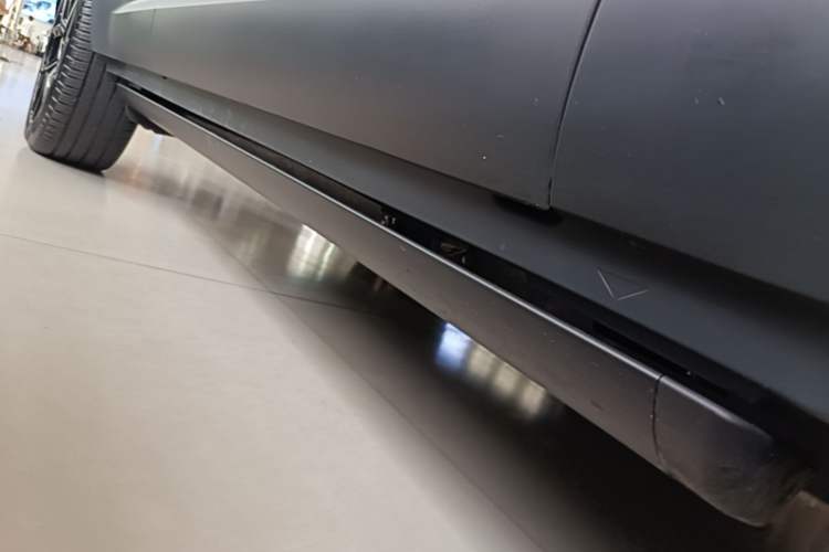 Used Land Rover Defender 2023 Facelift 110 3.0T P400 Dark Edition Right Side Sill