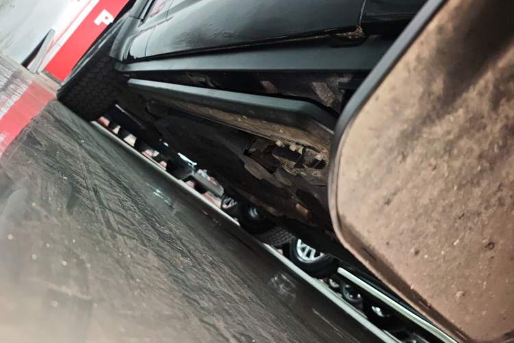 Used Land Rover Defender 2023 Facelift 110 3.0T P400 X Right Side Sill