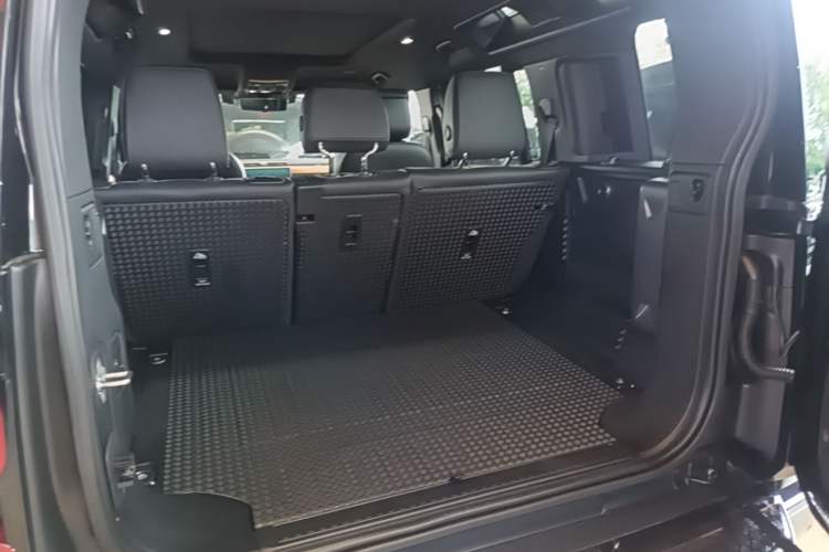 Used Land Rover Defender 2023 110 3.0T P400 X-DYNAMIC HSE Trunk