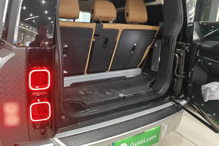 Used Land Rover Defender 2023 Revised Version 90 3.0T P400 Dark Edition Trunk