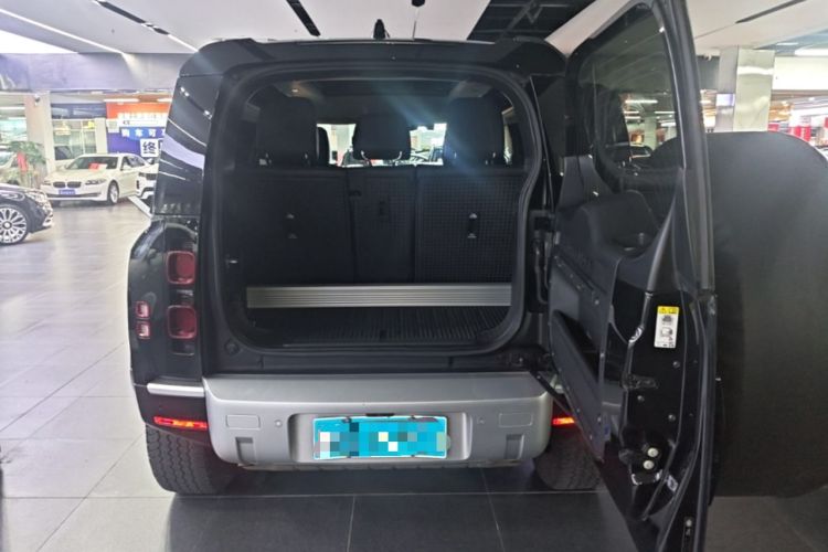 Used Land Rover Defender 2023 Facelift 90 2.0T P300 SE Trunk