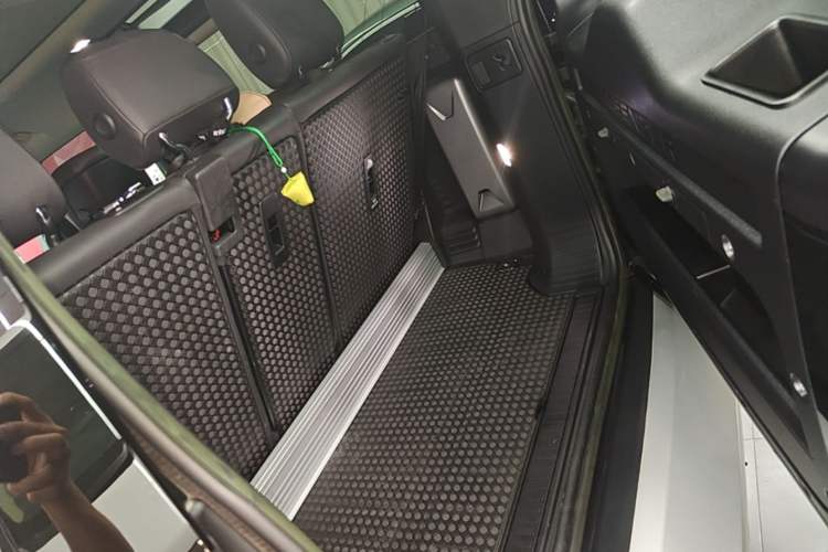 Used Land Rover Defender 2023 Facelift 90 3.0T P400 XS Trunk