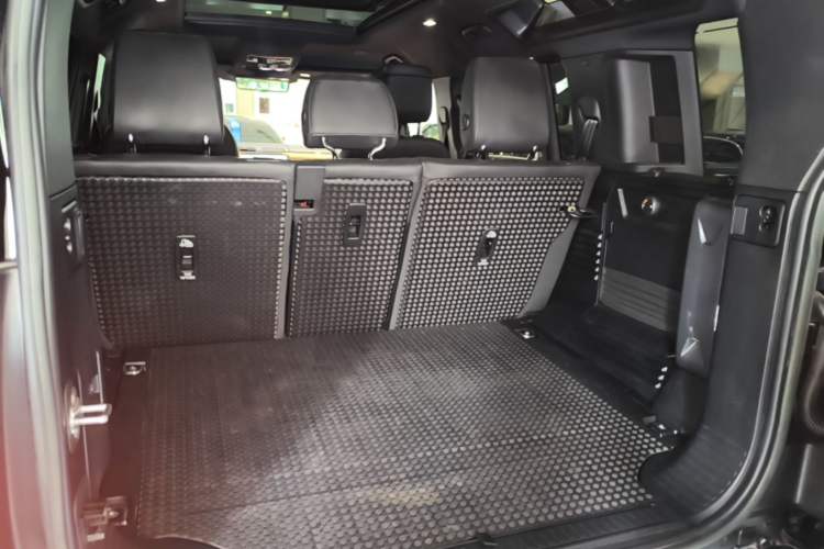 Used Land Rover Defender 2023 Facelift 110 3.0T P400 X-DYNAMIC HSE Trunk