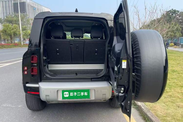 Used Land Rover Defender 2023 90 3.0T P400 XS Trunk