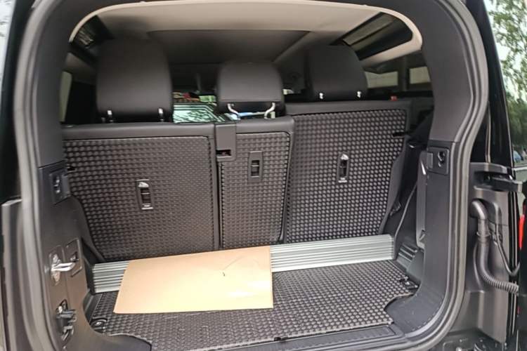 Used Land Rover Defender 2023 Facelift 90 3.0T P400 XS Trunk