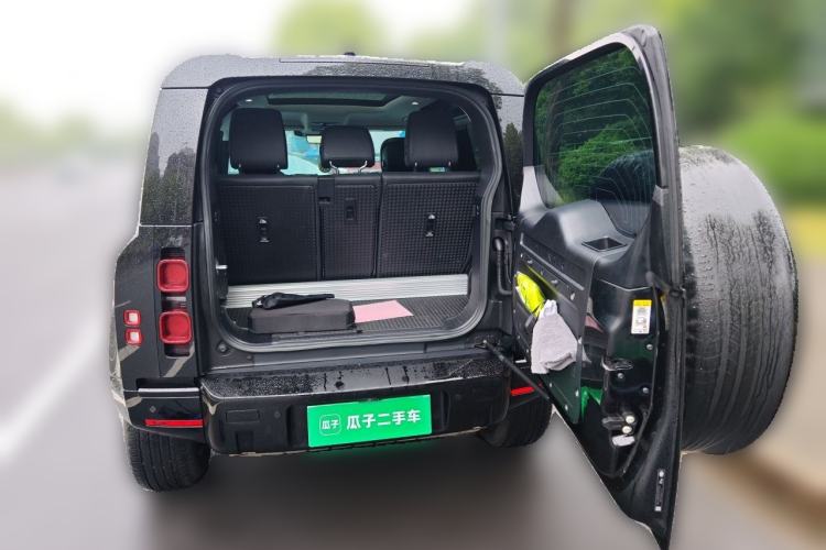 Used Land Rover Defender 2023 90 3.0T P400 Dark Edition Trunk