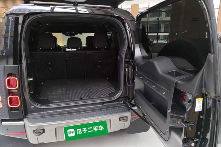 Used Land Rover Defender 2023 Facelift 110 3.0T P400 X-DYNAMIC HSE Trunk