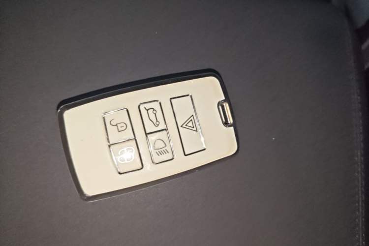 Used Land Rover Defender 2023 Facelift 90 2.0T P300 SE Vehicle Key