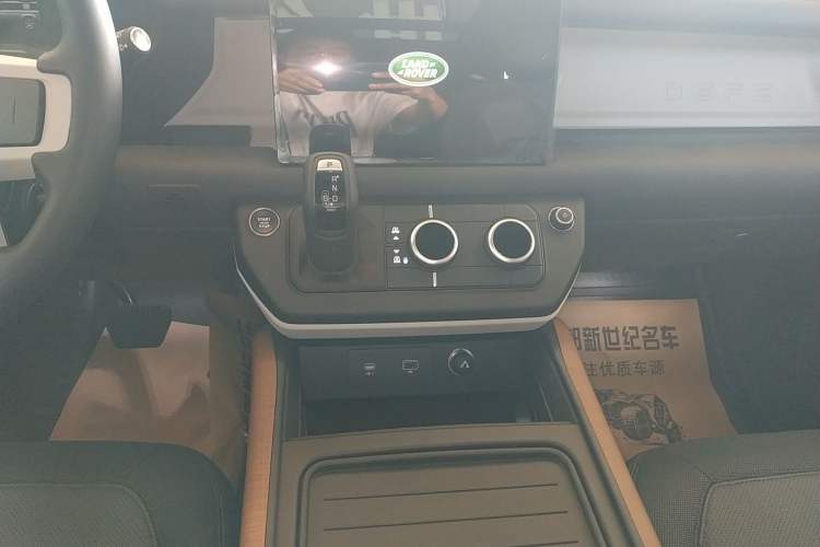 Used Land Rover Defender 2023 Facelift 110 3.0T P400 X-DYNAMIC HSE Audio And AC Panel