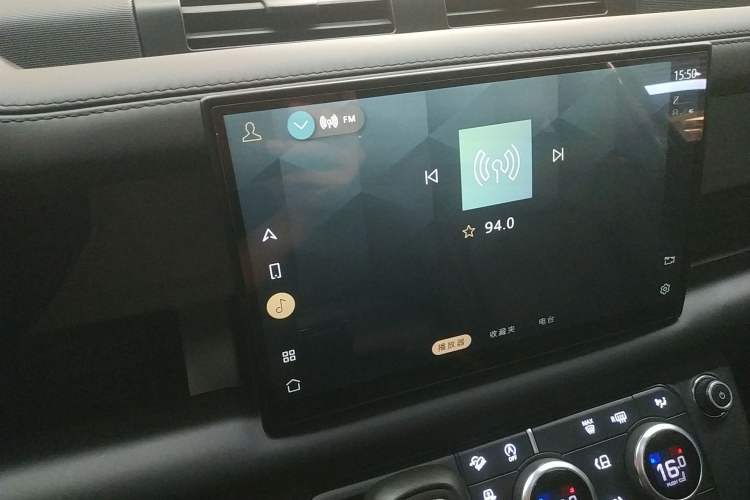 Used Land Rover Defender 2023 110 3.0T P400 X-DYNAMIC HSE Audio And AC Panel