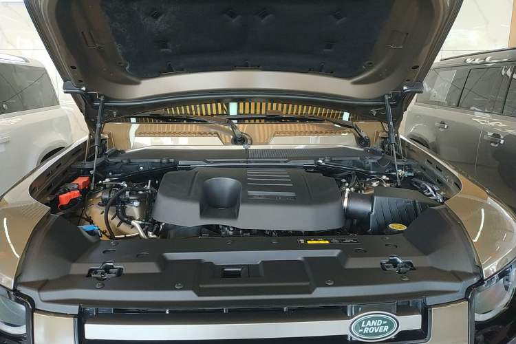 Used Land Rover Defender 2023 Facelift 110 3.0T P400 X-DYNAMIC HSE Engine Bay