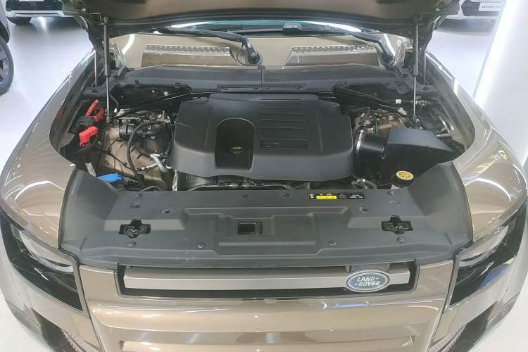 Used Land Rover Defender 2023 110 3.0T P400 X-DYNAMIC HSE Engine Bay