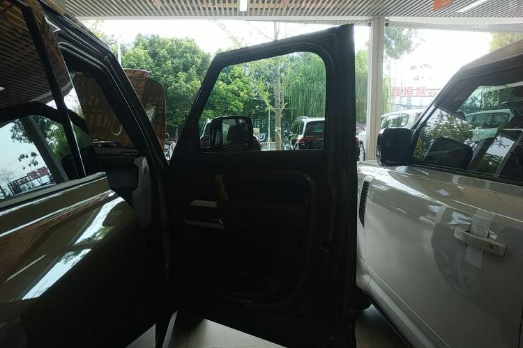 Used Land Rover Defender 2023 Facelift 110 3.0T P400 X-DYNAMIC HSE Interior 5