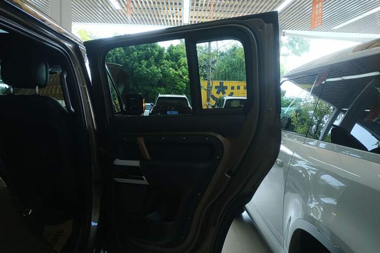 Used Land Rover Defender 2023 Facelift 110 3.0T P400 X-DYNAMIC HSE Interior 6