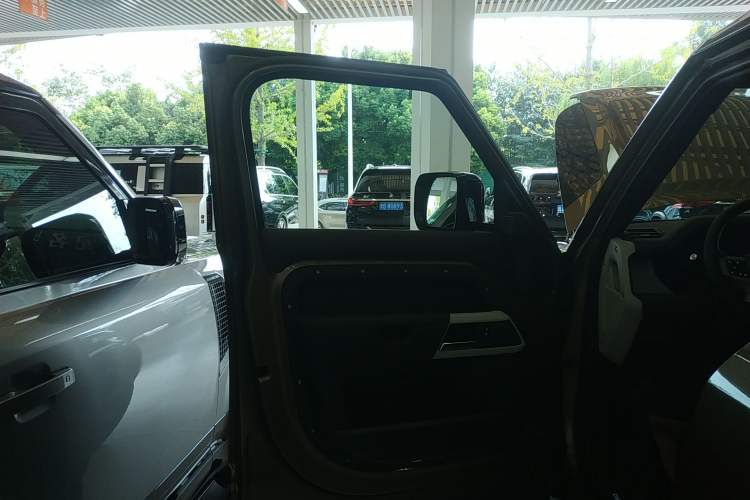 Used Land Rover Defender 2023 Facelift 110 3.0T P400 X-DYNAMIC HSE Interior 7