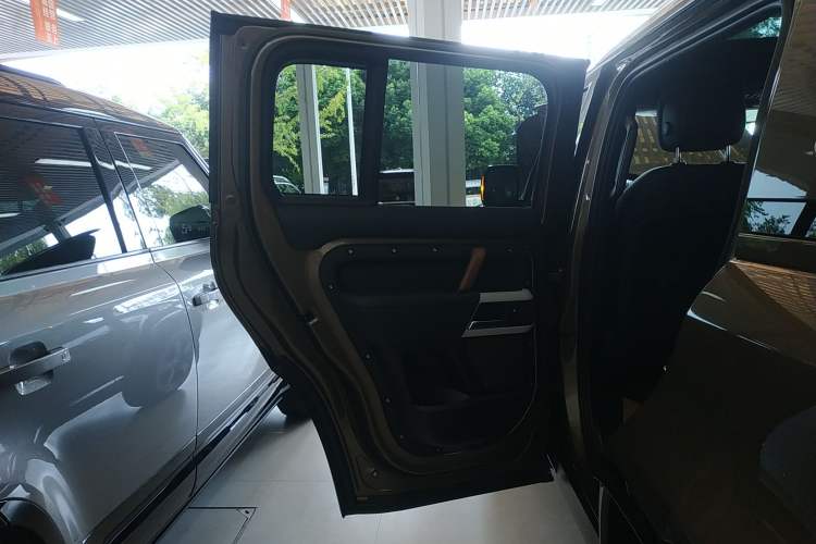 Used Land Rover Defender 2023 Facelift 110 3.0T P400 X-DYNAMIC HSE Interior 8